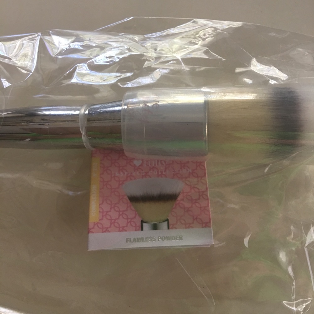 IT Flawless Powder Brush